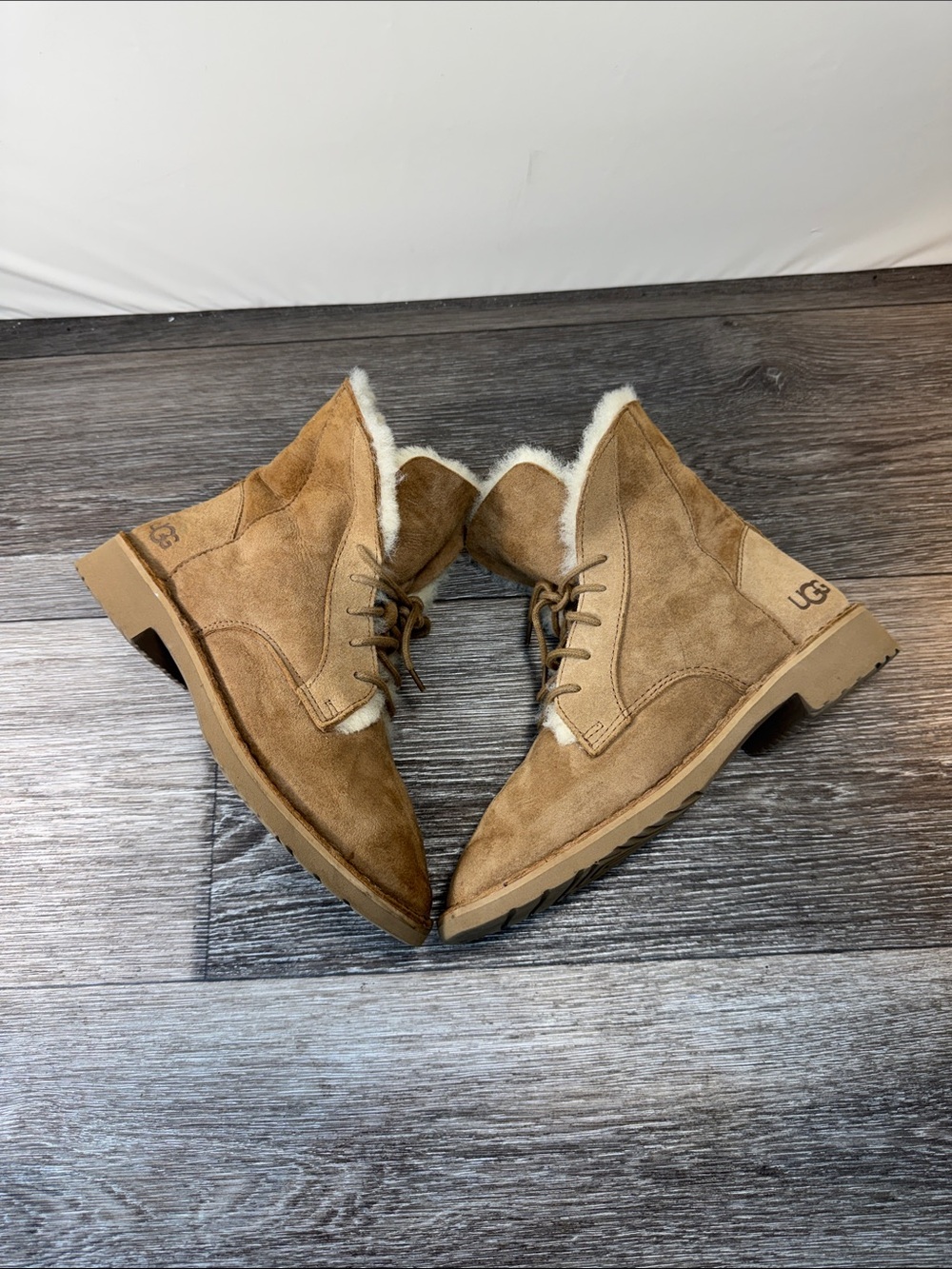 UGG Tan Suede Shearling-Lined Lace-Up Ankle Boots woman’s SZ 7 (h10)